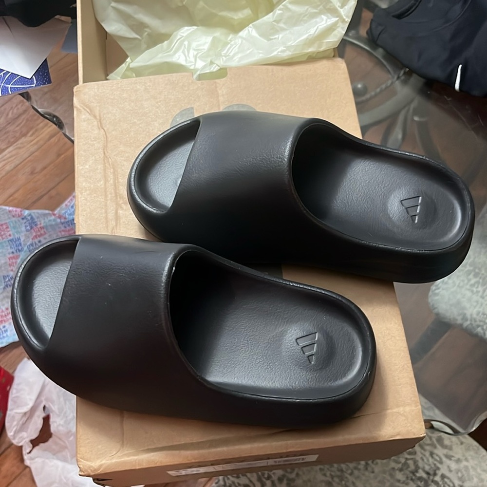 Size 5 US Yeezy Slides Onyx